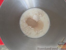 Сдобное дрожжевое тесто: Насыпать в молоко дрожжи.