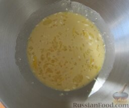 Сдобное дрожжевое тесто: В миску с молоком и дрожжами добавить оставшийся сахар и яйца, перемешать.