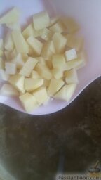 Борщ с квашеной капустой: Нарезанную кубиками картошку отправляем в кастрюлю, варим 10 минут.