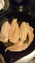 Шаурма с курицей в домашних условиях: На сковородку наливаем масло, выкладываем курицу, солим, перчим.