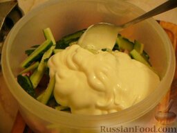 Салат с ветчиной, сыром и свежим огурцом: Все ингредиенты отправляем в глубокую миску. Выдавливаем чеснок и заправляем майонезом -   перемешиваем.