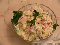 Салат с ветчиной, сыром и свежим огурцом: Готовый салат украшаем зеленью.  Приятного аппетита!