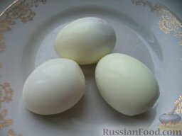 Новогодний салат "Часы": Яйца выложить в кастрюлю, залить холодной водой, посолить. Довести до кипения. Варить на небольшом огне 10 минут. Слить горячую воду, залить яйца холодной водой. Охладить, очистить яйца.