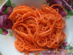 Новогодний салат "Часы": Корейскую морковь нарезать.