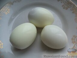 Салат "Арбузная долька": Куриные яйца выложить в кастрюлю, залить холодной водой, посолить. Довести до кипения. Варить на небольшом огне вкрутую (около 10 минут). Слить аккуратно кипяток, залить яйца холодной водой. Охладить, очистить, вымыть яйца.