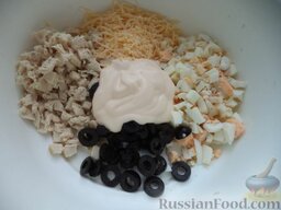 Салат "Арбузная долька": Соединить в миске курицу, сыр, яйца и маслины. Заправить майонезом. Можно по вкусу посолить.