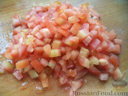 Салат "Арбузная долька": Вымыть и нарезать кубиками помидоры.