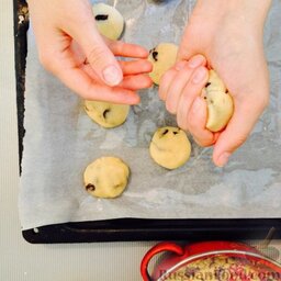 Песочное печенье с изюмом: Включить духовку. Сформировать из теста шарики и выложить их на смазанную бумагу на противне.  Выпекать печенье в разогретой духовке 20-25 минут при 180 градусах.    Приятного аппетита!