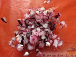 Мексиканский салат с фасолью: Лук мелко порезать (при желании смягчить вкус лука, нужно замариновать его в 1 ст. л. уксуса).