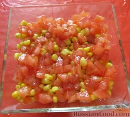 Мексиканский салат с фасолью: На кукурузу выложить резаные помидоры.