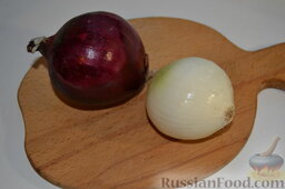 Салат с курицей и виноградом: Для салата беру половинку небольшой красной луковицы и четвертинку белой луковицы. Режу их полукольцами.