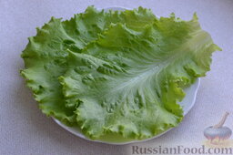 Салат с курицей и виноградом: Вымытые салатные листья разрываю руками на кусочки.