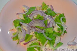 Салат с курицей и виноградом: Выкладываю нарезанный лук и салат на куриное филе.