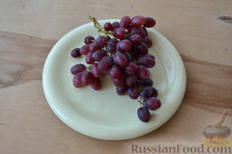 Салат с курицей и виноградом: Для салата нужен розовый виноград с некрупными ягодами без косточек. Добавляю вымытые ягоды винограда в салат.