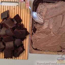 Торт с шоколадной пастой (без яиц) "Шоколадная горка": Вытащить готовый бисквит, разрезать на 2 неравных коржа (верхний поменьше, чем нижний), дать остыть.  Нижний корж слегка смазать шоколадной пастой, верхушку  порезать на кусочки.