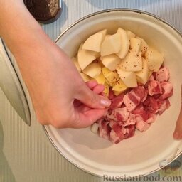 Мясо с картофелем и помидорами, под соусом Бешамель: Мясо, картофель крупно нарезать, лук нашинковать. Все сложить в чашу, посолить, добавить приправы, перемешать.