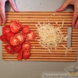 Мясо с картофелем и помидорами, под соусом Бешамель: Нарезать помидор пластинками, сыр натереть на крупной терке.