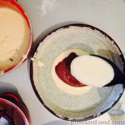 Шоколадно-молочный манник: Поочередно в форму выкладывать ложкой белое и шоколадное тесто, как на 