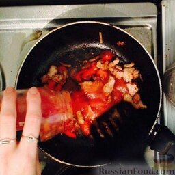 Гуляш из свинины: Добавить томатную пасту, соль и специи по вкусу. Немного потушить.    Приятного аппетита!