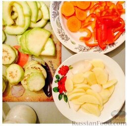 Овощная запеканка "Летняя": Пока можно нарезать картофель, морковь и перец (его слегка посолить).