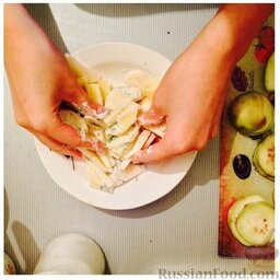 Овощная запеканка "Летняя": В картофель добавить немножко соли, сметану и измельченный (давленый) чесночок, перемешать.