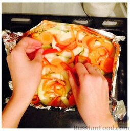 Овощная запеканка "Летняя": Выложить морковь и перец. Закрыть сие чудо фольгой и отправить в разогретую духовку на 40 минут при 180 градусах.