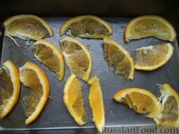 Куриные окорочка с апельсинами: Форму для запекания смазать маслом, выложить дольки апельсина.