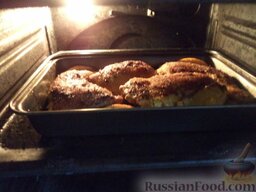 Куриные окорочка с апельсинами: Поставить противень в духовку на среднюю полку. Выпекать при 170 градусах до готовности (около 30-40 минут).