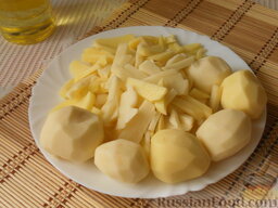 Картошка с грибами: Очистите картофель от кожуры, промойте и обсушите на полотенце. Покрошите  соломкой.