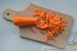 Соте из баклажанов, перца и помидоров: Морковь нарезаю соломкой, добавляю её в лук, вместе пассерую.