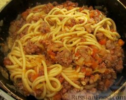 Спагетти с острым мясным соусом: Переложить спагетти в сковороду с соусом, хорошо перемешать.