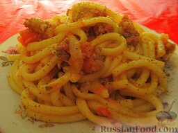 Спагетти с острым мясным соусом: Посолить и поперчить по вкусу.  Приятного аппетита!