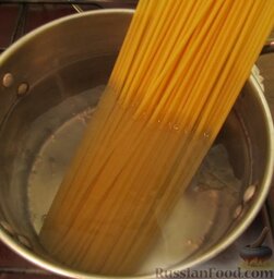 Спагетти с острым мясным соусом: Во вторую кастрюлю с кипящей водой выложить спагетти. Варить до готовности (время указано производителем на упаковке).