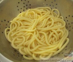 Спагетти с острым мясным соусом: Спагетти откинуть на дуршлаг, дать воде стечь, но не до сухого состояния, будет даже лучше, если останется немного воды.