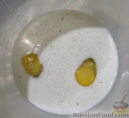 Блины с сыром и зеленью: В глубокую миску налить молоко, добавить 2 яйца и насыпать по вкусу черного перчика.  Блины получаются солеными, но в тесто можно добавить немного сахара. Если будете добавлять, то сделать это нужно на этом этапе.