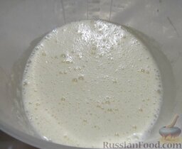 Блины с сыром и зеленью: В миску с молоком и яйцами добавить муку, хорошо перемешать венчиком.