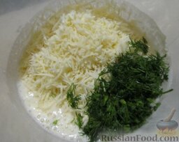 Блины с сыром и зеленью: Затем высыпать тертый сыр и укроп.