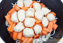 Басма: Поверх них укладываем порезанную крупными ломтиками морковь и выше кладем картофель целиком или половинками. Солим.