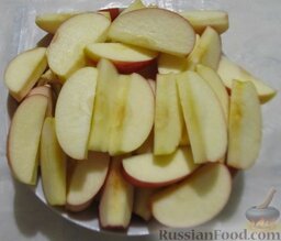 Яблочное варенье с корицей: Яблоки порезать дольками, сердцевину удалить.