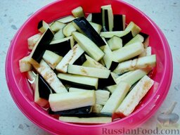 Баклажаны, заправленные лимонно-медовой карамелью: Нарезать овощ длинными брусочками.