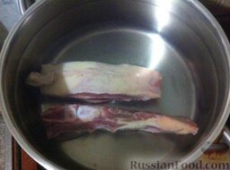 Турецкий суп с чечевицей и мясными шариками: В двухлитровую кастрюлю налить 1,5 л холодной воды, положить в нее косточки.   Накрыть крышкой, довести до кипения. Варить на небольшом огне около 30 минут.