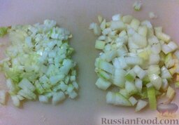 Турецкий суп с чечевицей и мясными шариками: Лук разрезать пополам. Одну половину порезать очень мелко, а вторую - обычными кубиками среднего размера. Перец почистить и порезать кубиками.