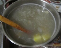 Уха наваристая с рисом: Рис промыть. В кипящий бульон выложить картофель и насыпать рис.   Варить картофель 10 минут, затем выложить кусочки рыбы, жареные овощи и укроп. На этом этапе посолить и поперчить уху.