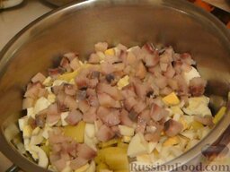 Салат "Лисья шубка": Картофель, яйца и сельдь нарезать кубиком.