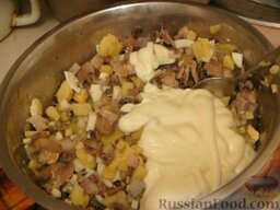 Салат "Лисья шубка": Сложить все продукты в емкость и заправить майонезом - перемешать и переложить в салатник.