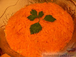 Салат "Лисья шубка": Морковь натереть на крупной терке и обжарить на растительном масле, пока морковь не станет мягкой. Как только морковь остынет, покрыть всю поверхность салата. Украсить зеленью.  Салат 