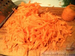 Печеночный торт с морковью и луком: Очистить, вымыть морковь. Натереть на крупной терке.