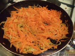 Печеночный торт с морковью и луком: Разогреть сковороду, налить  растительное масло (3-4 ст. ложки). В горячее масло выложить лук и морковь. Обжарить на среднем огне, помешивая, до готовности (около 5 минут). Отставить и охладить.