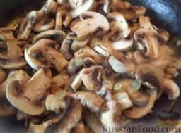 Новогодний салат с курицей и грибами "Лист календаря": В масло выложить подготовленные грибы. Шампиньоны пожарить на среднем огне до золотистой корочки, помешивая, 4-5 минут. Посолить, поперчить по вкусу. Охладить.