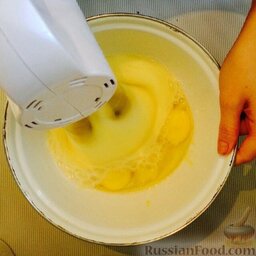 Вафельные трубочки: Масло растопить.  Яйца взбить с сахаром и ванилином до пышной пены.
